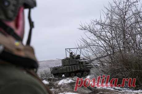 В Польше указали на неспособность Украины самой справиться с потенциалом России. Украина не сможет сама справиться с военным потенциалом России без помощи стран Запада. На неспособность Киева противостоять российской армии указал польский генерал Богуслав Самол. По его словам, государство средних размеров, как Украина, не сможет выжить без внешней помощи по сравнению с потенциалом России.