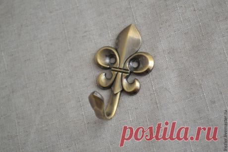 Крючок для ключниц №9 "Лилия" – заказать на Ярмарке Мастеров – 4T0ENRU | Элементы для декупажа и росписи, Клин Крючок для ключниц №9 &quot;Лилия&quot; в интернет-магазине на Ярмарке Мастеров. Крючок металлический,цвет античная бронза 

Продается с шурупами в комплекте!!
 размер 65*40 мм


