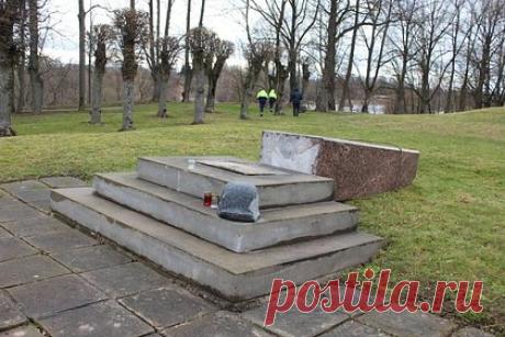 В Латвии разрушили памятник легионерам СС. В латвийском городе Бауска разрушили памятник легионерам СС. Об этом сообщил депутат местной краевой думы Райтис Абельниекс. Он уточнил, что монумент, установленный в 2012 году в память о солдатах трех полицейских батальонов в составе латышского легиона «Ваффен СС», был повален на землю в ночь на 27 марта.