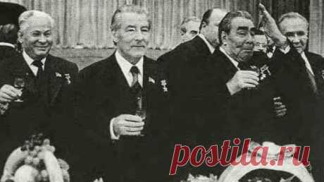 От креатива до банальности. Что дарили друг другу советские руководители? | Чёрт побери Несмотря на то, что обитатели Кремля в советский период воспринимались практически небожителями, было ясно, что ничто человеческое им не чуждо. В том числе и подарки друг другу на Новый год. Об этих подарках и вспоминает ИА "Амител" .  Шахматы и классовая борьба Конечно, информация о том, какими подарками обменивались руководители СССР, стала известна относительно недавно. Но можно впол...