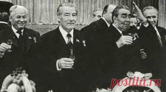 От креатива до банальности. Что дарили друг другу советские руководители? | Чёрт побери Несмотря на то, что обитатели Кремля в советский период воспринимались практически небожителями, было ясно, что ничто человеческое им не чуждо. В том числе и подарки друг другу на Новый год. Об этих подарках и вспоминает ИА 