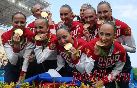 Российские синхронистки. © Валерий Шарифулин/ТАСС. 
РИО-ДЕ-ЖАНЕЙРО, 19 августа. /Спец. корр. ТАСС Рустам Шарафутдинов/. Российские синхронистки, завоевавшие золото Олимпиады-2016 в Рио-де-Жанейро в соревнованиях групп, выступили безупречно. Такое мнение ТАСС высказала трехкратная олимпийская чемпионка по синхронному плаванию Ольга Брусникина. Подробнее на ТАСС: https://tass.ru/sport/3552564  |  ТАСС: Спорт - Ольга Брусникина: выступление российских синхронисток в Рио было безупречным