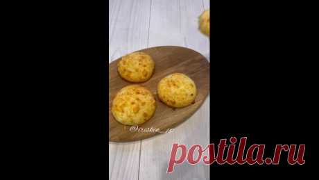Мини ПП хачапури

 Лучшая группа ПП рецептов, рекомендуем  ВКУСНЫЕ ПП РЕЦЕПТЫ

творог брикетный 300 гр
мука рисовая 70 гр
яйцо 1 шт
легкий сыр 30 гр
щепотка соли

Приготовление :
Сыр натереть и смешать с остальными ингредиентами. Перемешать.
Слепить руками лепёшки . Выложить на силиконовый коврик . Поставить в разогретую духовку при 180 градусов на 30 мин .