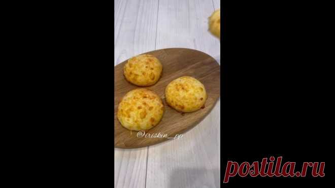 Мини ПП хачапури

 Лучшая группа ПП рецептов, рекомендуем  ВКУСНЫЕ ПП РЕЦЕПТЫ

творог брикетный 300 гр
мука рисовая 70 гр
яйцо 1 шт
легкий сыр 30 гр
щепотка соли

Приготовление :
Сыр натереть и смешать с остальными ингредиентами. Перемешать.
Слепить руками лепёшки . Выложить на силиконовый коврик . Поставить в разогретую духовку при 180 градусов на 30 мин .