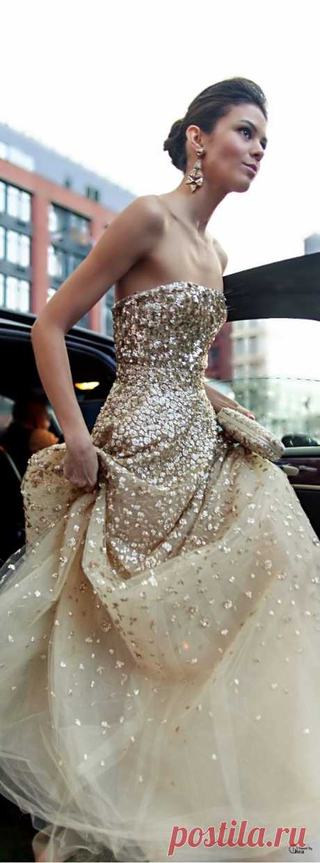 15 amazing gold sequins New Year's Eve dresses - Page 2 of 12