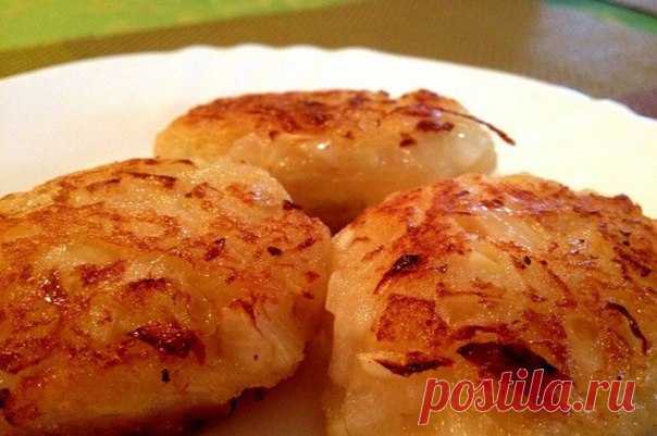 Луковые котлеты: вкуснейшее блюдо практически из ничего. Да еще и готовится быстро!
Мы спешим порадовать новым рецептом бюджетных котлет. Когда их пробуешь, то не сразу можешь угадать, из чего они сделаны: то ли грибы, то ли рыба, то ли овощи… А основной компонент в них — обычный репчатый лук!

Луковые котлеты
ИНГРЕДИЕНТЫ 

● 2 крупные луковицы 
● 1 крупная картофелина 
● 3 ст. л. манки 
● соль по вкусу 
● масло растительное для обжаривания 
● 1 л томатного сока

ПРИГОТОВЛ...