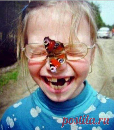 сегодня папа уже одну бабочку веслом убил