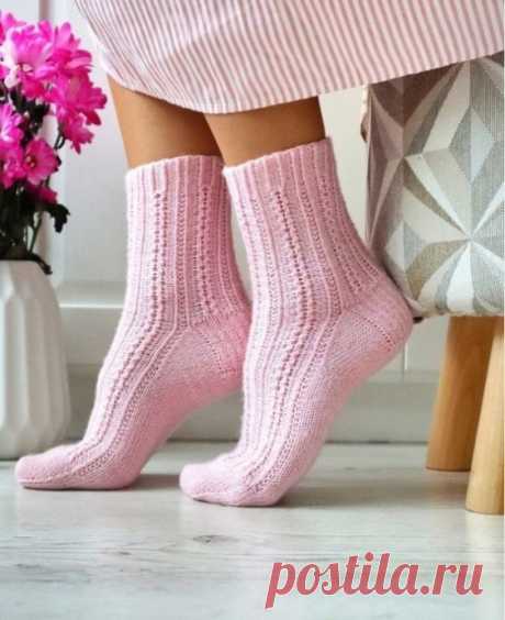 Очаровательные носочки простым узором
