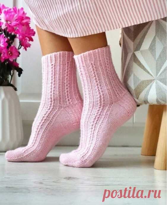 Очаровательные носочки простым узором