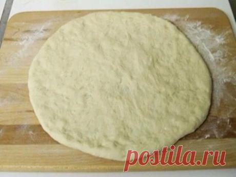 "ТЕСТО ДЛЯ ПИЦЦЫ ПРАВИЛЬНОЕ" - ЗАБИРАЙТЕ, ЧТОБЫ НЕ ПОТЕРЯТЬ! 
Это тесто отлично подойдет как для пиццы, так и для кальцоне. Также его можно заморозить – качество от этого не пострадает. Этого теста хватает на 2 пиццы. 
Ингредиенты: 
500 гр муки 
250 мл воды 
70 мл масла 
15 гр дрожжей (3-4 гр сухих) 
1 чайная ложка сахара 
1 чайная ложка соли 
Приготовления: 
1.В теплую воду добавить дрожжи и сахар,перемешать и подождать когда начнут пениться 
2.К дрожжам добавить половину нормы муки,перемеш