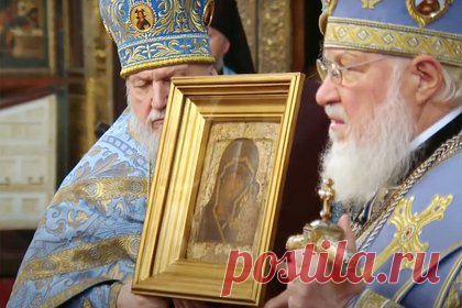Патриарх раскрыл расположение Казанской иконы Божией Матери. Патриарх Московский и всея Руси Кирилл рассказал, что подлинник чудотворной Казанской иконы Божией Матери разместят в Казанском храме на Красной площади. По его словам, икона, считавшаяся утраченной более 100 лет назад, будет возвращена в собор, где должна была располагаться изначально.