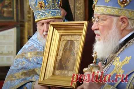 Патриарх раскрыл расположение Казанской иконы Божией Матери. Патриарх Московский и всея Руси Кирилл рассказал, что подлинник чудотворной Казанской иконы Божией Матери разместят в Казанском храме на Красной площади. По его словам, икона, считавшаяся утраченной более 100 лет назад, будет возвращена в собор, где должна была располагаться изначально.