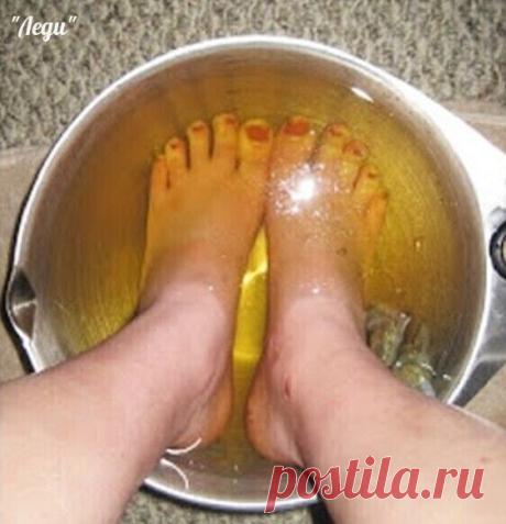 Полезный пост.
ОПУСТИТЕ НОГИ В ЯБЛОЧНЫЙ УКСУС - И БОЛЕЗНИ УЙДУТ!

Яблочный уксус может улучшить вашу жизнь самыми неожиданными способами. Он может устранить неприятные запахи, очистить тело и вообще уберечь вас от множества болезней.Вот только самые актуальные примеры.
1. Успокаивает воспаленное горло.
Яблочный уксус обладает способностью бороться с бактериями и микробами.
В следующий раз, когда в горле неожиданно начнет першить, смешайте стакан теплой воды с четырьмя стол...