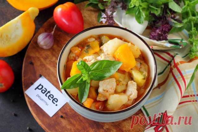 Овощное рагу с курицей и тыквой очень вкусное, полезное, сочное и ароматное. Набор овощей можно подбирать по вкусам и пристрастиям своих домочадцев. Сегодня предлагаю в состав овощного рагу включить тыкву, яркая мякоть отлично сочетается с белым мясом и овощами, обогащая вкус блюда и придавая приятный внешний вид. Приготовить его быстро и без особых хлопот поможет мультиварка. В данном рецепте использовалась мультиварка Филипс НD 3039, мощность прибора 960 Вт, объём чаши 4...