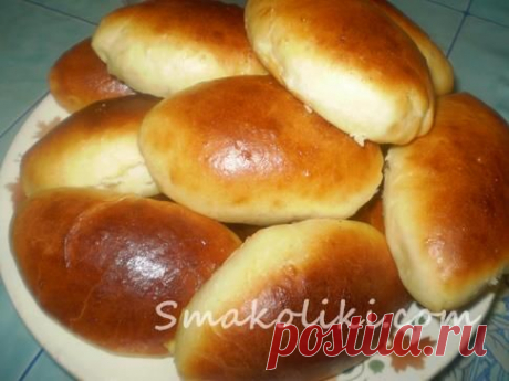Отличный рецепт печеных пирожков с очень вкусной начинкой – курицей и грибами.
