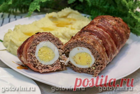 «Фальшивый заяц» - мясной рулет в беконе и с вареными яйцами . Рецепт с фото Почему этот мясной рулет назвали «фальшивым зайцем»? Как минимум, есть две версии. В первой говорится, что рецепт появился во времена феодальной Германии, когда не всякий смертный мог позволить себе охоту, даже охоту на зайцев. И тогда в небедных семьях стали готовить мясо, внешне напоминавшее дичь. Во второй версии уточняется, что готовили мясной рулет в форме, напоминавшей зайца. Но, по-моему, н...