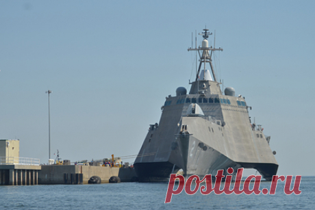 На корабле ВМС США произошла вспышка COVID-19. Корабль прибрежной зоны ВМС США «Милуоки» прервал поход из-за произошедшей вспышки коронавируса среди экипажа. «&quot;USS &quot;Милуоки&quot; (LCS 5) литоральный боевой корабль типа Freedom, остается в порту, поскольку у ряда моряков анализы на COVID-19 дали положительный результат», — сообщили во флоте.