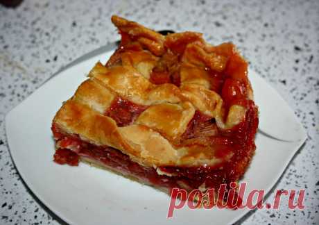 Пирог с клубникой и ревенем
