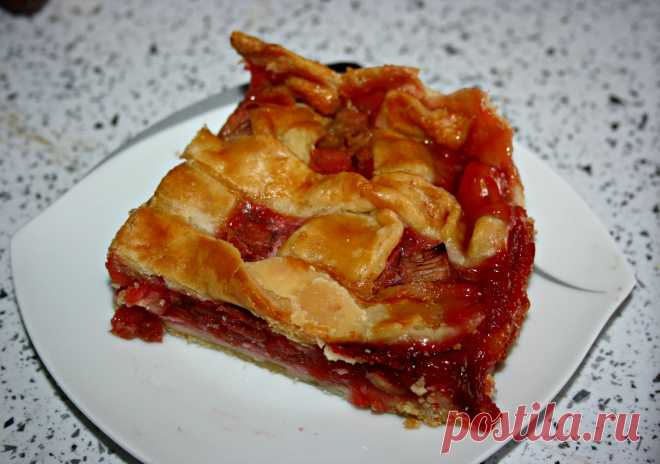 Пирог с клубникой и ревенем