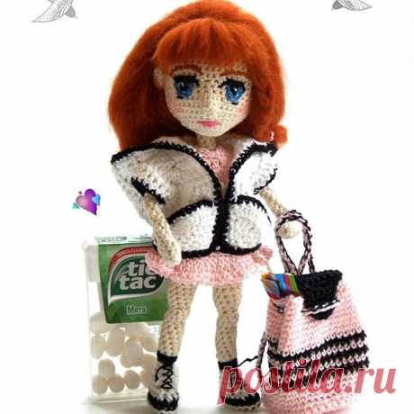 😍Малышка куколка Джилли очень любит конфеты🍬🍭. Сегодня ей подарили рюкзачок 🎒и первым делом она положила в него конфетки🏠😊Куколка 14 см, на проволочном каркасе, связана крючком, волосы приваляны. Стоит с опорой. Куртка снимается😊 #крючком #1_handmade #handmade_all_tut#best_handmade_world#woki1 #кукларучнойработы #amigurumidoll #artdoll #ручная_работа #crochet  #amigurumilove  #амигуруми  #collectiondoll #интерьернаякукла #doll  #dolls #crochettoys#вяжутнетолькобабуш...