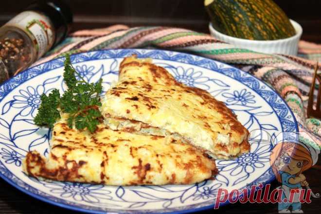Омлет с кабачком и сыром, рецепт приготовления на сковороде Сытный омлет с кабачком и сыром удивит идеальным внешним видом и потрясающим вкусом. В нем польза яиц и кабачка, пикантность специй и сыра.