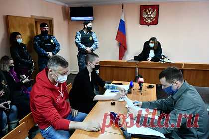 МВД попросило меру пресечения Ройзману в виде запрета определенных действий. Полицейское следствие просит суд избрать бывшему мэру Екатеринбурга Евгению Ройзману меру пресечения в виде запрета определенных действий. Ходатайство МВД поступило в Верх-Исетский районный суд Екатеринбурга, который планирует в 16:00 часов по местному времени (14:00 по московскому) рассмотреть его.