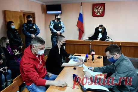 МВД попросило меру пресечения Ройзману в виде запрета определенных действий. Полицейское следствие просит суд избрать бывшему мэру Екатеринбурга Евгению Ройзману меру пресечения в виде запрета определенных действий. Ходатайство МВД поступило в Верх-Исетский районный суд Екатеринбурга, который планирует в 16:00 часов по местному времени (14:00 по московскому) рассмотреть его.