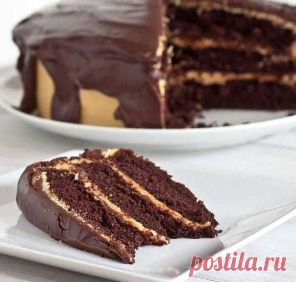 Шоколадный торт с глазурью из арахисового масла.