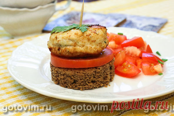 Куриные котлеты воздушные. Рецепт с фото Этот рецепт куриных котлет отличается от остальных тем, что по нему можно приготовить воздушные, хорошо держащие форму котлеты. На гарнир подойдут свежие овощи, отварной рис и картофельное пюре.