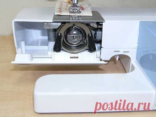 СОВЕТЫ ПРОФЕССИНАЛОВ: ДЕФЕКТЫ В РАБОТЕ ШВЕЙНОЙ МАШИНЫ
Слабая строчка. Слабой строчкой называют такую строчку, при которой лоскуты ткани в шве недостаточно прижаты друг к другу, хоть переплетение ниток происходит правильно. При слабой строчке между сшитыми лоскутами ткани, если их слегка оттягивать друг от друга по шву, видны нитки стежков.
Причиной слабой строчки является недостаточное натяжение обеих ниток.
Тугая строчка. При слишком сильном натяжении обеих ниток получается тугая строчка, и