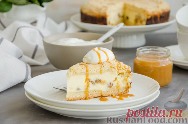 Насыпной пирог с творогом и изюмом. Вкусный насыпной пирог с нежной творожной начинкой и хрустящей крошкой. Процесс приготовления совсем не сложный и, не считая выпечки, достаточно быстрый: сначала насыпается часть крошки, сверху выливается крем, затем – оставшаяся крошка.