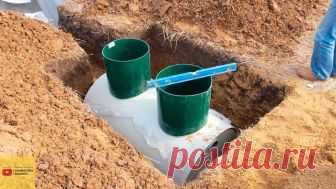 Септик
Классический септик – устройство из нескольких камер, в которых происходит отстаивание, разложение, фильтрация и очищение стоков.
Вполне можно сделать септик и своими руками, тем более что материалов для этого существует огромное множество: от старых автомобильных шин, до современных пластиковых кубов, с помощью которых можно создать полноценную станцию для очистки стоков.
Чаще всего, самодельные септики имеют накопительный принцип работы, но вполне допустимо...