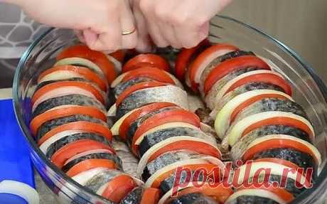 СКУМБРИЯ ЗАПЕЧЕННАЯ. 5 ВКУСНЫХ РЕЦЕПТОВ.
СКУМБРИЯ ЗАПЕЧЁННАЯ.

1. Базовый рецепт.

Скумбрию разморозить, помыть, обсушить бумажным полотенцем. Удалить плавники, посолить, сбрызнуть лимонным соком и порезать на кусочки. Отдельно порезать 2 помидора и 2 луковицы кружочками (одинаковые по величине). Складываем кружочек помидора с луком и разрезаем пополам и прослаиваем между кусочками рыбы. Выкладываем рыбу в форму для запекания на фольгу. Сверху сбрызнуть слегка оливковым ма...