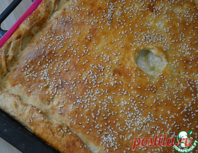 Пирог из слоеного теста с курицей