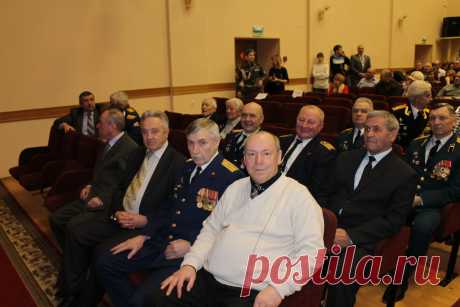 В  зале  ветераны  военной  службы  и  гости.  Все  готово  к  началу.