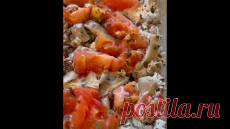 Это настоящая палочка-выручалочка для быстрого и вкусного ужина!

Ингредиенты:
Гречка – 500 гр
Куриное филе – 250 гр
Грибы (у меня вешенки) – 150 гр
Помидоры – 2 крупных
Соль и специи (копченая паприка, сухой чеснок, прованские травы)
Сливки 33% (можно и менее жирные) – 150 мл

Как готовить:

Сухую гречку насыпаем в форму для запекания. Сверху выкладываем кусочки сырой курицы, порезанные сырые грибы и помидоры. Добавляем соль и любимые специи.

Заливаем сливками – они даду...