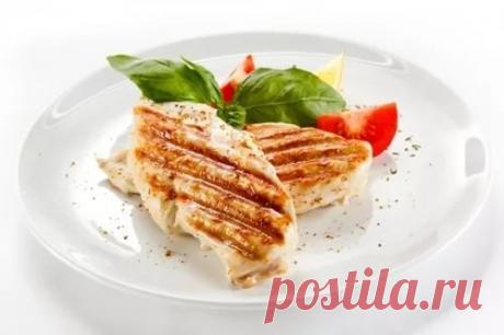 Правильный ужин. 
7 примеров здоровых ужинов. 
Сохрани на стену чтобы не потерять! 

1.Обычный омлет из смеси яиц и молока, к которому можно добавить несколько свежих помидоров или горсть любых замороженных овощей. 
2.Куриное филе на гриле, предварительно замоченное в лимонном соке со специями, подающееся к столу с салатом из любых овощей. 
3.Треска на пару, гарниром для которой станет гавайская смесь из риса и овощей. 
4.Крольчатина, запеченная в фольге в духовом шкафу и ...