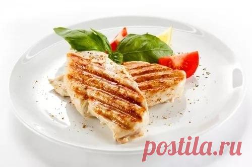 Правильный ужин. 
7 примеров здоровых ужинов. 
Сохрани на стену чтобы не потерять! 

1.Обычный омлет из смеси яиц и молока, к которому можно добавить несколько свежих помидоров или горсть любых замороженных овощей. 
2.Куриное филе на гриле, предварительно замоченное в лимонном соке со специями, подающееся к столу с салатом из любых овощей. 
3.Треска на пару, гарниром для которой станет гавайская смесь из риса и овощей. 
4.Крольчатина, запеченная в фольге в духовом шкафу и ...