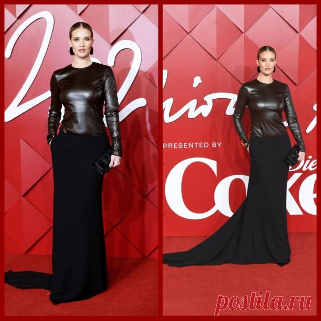 Роузи Хантингтон в кожаном топе и юбке макси | Вокруг интернета | Дзен