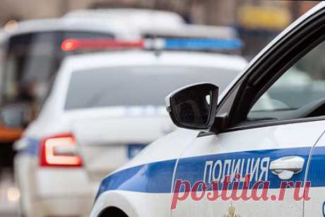 Обнаженную россиянку со следами удушения нашли в квартире после побега мужчины. В Петербурге обнаружено тело 26-летней женщины в квартире дома на Московском шоссе. 7 октября в полицию позвонил местный житель и рассказал, что увидел спрыгнувшего с верхнего этажа мужчину, когда курил на балконе второго этажа. Прибывшие полицейские нашли в квартире обнаженную женщину со следами удушения.