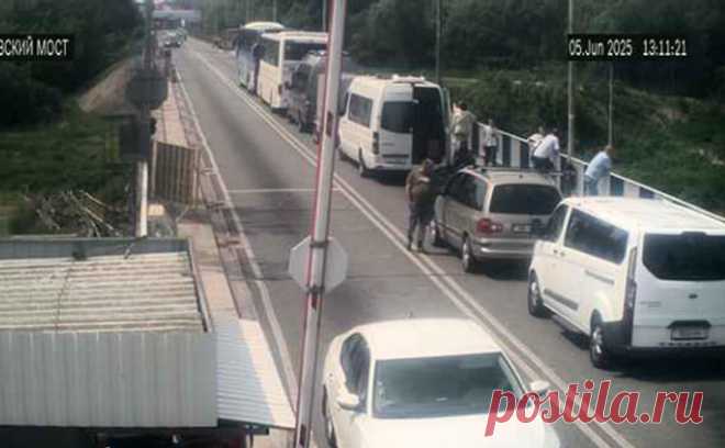 Польские пограничники перестали пропускать автобусы из Белоруссии. В Белоруссии на границе с Польшей скопились десятки автобусов и сотни автомобилей после того, как контрольные службы погранперехода «Тересполь» (сопредельный белорусский «Брест») перестали пропускать транспорт из соседней страны, сообщил Государственный пограничный комитет Белоруссии.