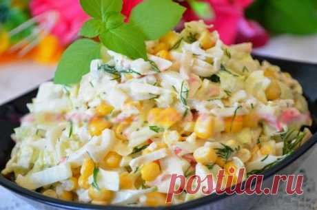 Лучшие кулинарные рецепты: Салат с кальмарами, крабовыми палочками и кукурузой.