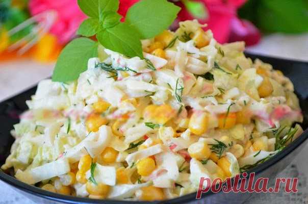 Лучшие кулинарные рецепты : Салат с кальмарами, крабовыми палочками и кукурузой.
