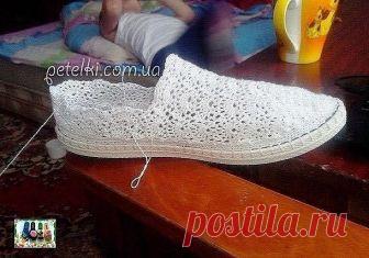 ВЯЗАНЫЕ АЖУРНЫЕ ТАПОЧКИ НА ПОДОШВЕ. МАСТЕР КЛАСС
Описание (автора не знаю):
 Когда только начинала их вязать перерыла весь инет но так ничего толкового не нашла. Вот и посетила меня мысль сделать по ним мк. Берем подошву (есть много вариантов начиная от кисловодских тапок и заканчивая кедами. Тут кому как удобней) я взяла от кед и прошиваем. Потом по прошитому начинаем вязать.

 Вот, что должно получаться:
Таким образом вяжем 3-5 рядов столбиков без накида:

Дальше нитку о...