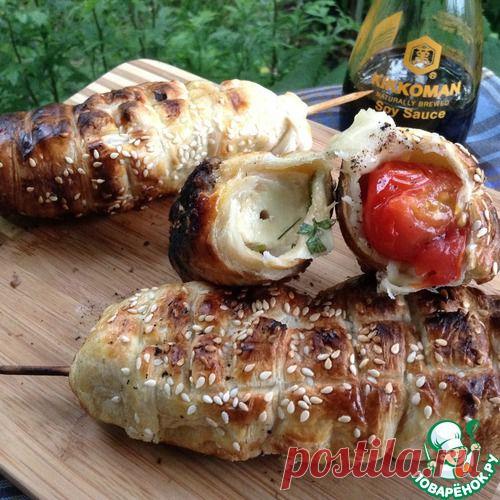 "Шашлычки" из слоеного теста с сыром, ветчиной и помидорами - кулинарный рецепт