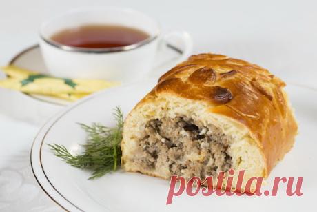 Как приготовить кулебяку с капустой или мясом? азделить тонкими пресными блинчиками, заготовленными заранее. Не существует единого мнения на вопрос, как приготовить кулебяку, ведь это блюдо настолько глубоко уходит корнями в историю, что в каждой семье сохранились свои секреты приготовления.