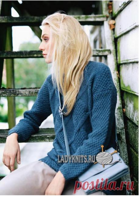 Вязаный спицами удлиненный свитер с косами, описание