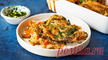 Запеченная курица с рисом и помидорами Рис и курица – классическое сочетание. Но зачем готовить их по раздельности, если можно сделать это вместе? Смешайте рис и овощи, добавьте курицу, а остальное за вас сделает духовка. Подарите себе час свободного времени, вечером в будни он никогда не бывает лишним.