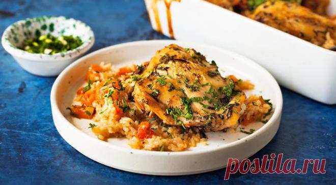 Запеченная курица с рисом и помидорами Рис и курица – классическое сочетание. Но зачем готовить их по раздельности, если можно сделать это вместе? Смешайте рис и овощи, добавьте курицу, а остальное за вас сделает духовка. Подарите себе час свободного времени, вечером в будни он никогда не бывает лишним.