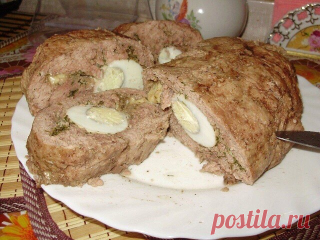МЯСНОЙ РУЛЕТ НА ПАРУ В МУЛЬТИВАРКЕ!

ИНГРЕДИЕНТЫ:

1 кг фарша(у меня куриный),
3-5 варёных яиц,
зелень петрушки,укропа,
приправы по желанию.
Твёрдый сыр--тоже по желанию.

ПРИГОТОВЛЕНИЕ:

Расстелить фольгу для запекания, если тонкая, то в два-три слоя,
оставляя с краёв достаточно много места, сантиметров по 15.

Фарш выложить ровным слоем, толщиной в 2 пальца (примерно), в форме квадрата, мокрыми руками или вилкой разровнять, посолить, добавить приправы, зелень сушёную или...